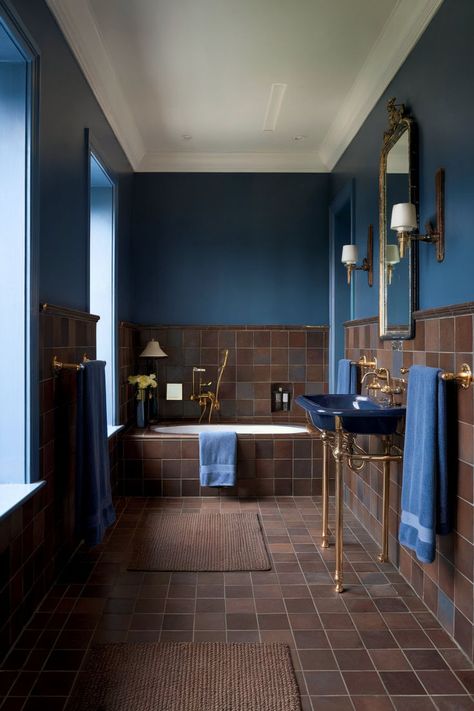 A luxurious brown bathroom design with deep blue walls and gold fixtures, providing a rich and elegant feel. Gold Bathroom Inspiration, Brown And Gold Bathroom, Blue Brown Bathroom, Brown Bathrooms, Blue Bathroom Ideas, Future Bathroom, Brown Bathroom, Gold Bathroom, Brown And Blue