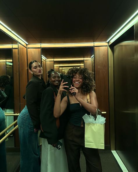 life is nice when it looks like this Dream Life Friends, Vision Boards Black Women, New Friends Vision Board, Dream Life Black Woman, Best Friend Group Aesthetic, Black Friends Aesthetic, Black Friend Group Aesthetic, Friendship Black, Black Friendship