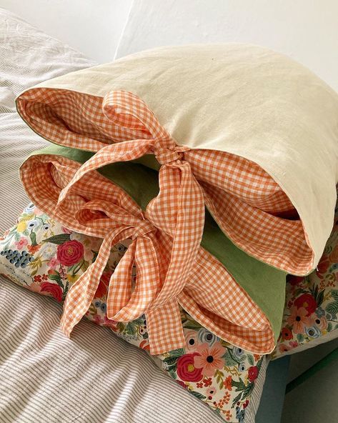 Maria 🌸 Rosita Studio on Instagram: “Hello! The bow pillowcases will be available in just a few days! Last chance to join my mailing list if you want tobe the first one to…” Thrifty Crafts, Quilt Pillow Case, Bow Pillows, Fall Sewing, Sewing Machine Projects, College Room, Linen Fabrics, Homemade Decor, Sewing Pillows