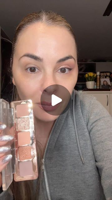 Erica Taylor on Instagram: "Easy eyeshadow look - the fewer color choices the better- too many colors can be overwhelming and make you give up all together. Keep pallets to simple color stories ❤️ #naturalmakeup #easymakeup #over40 #makeupartist #eyeshadow #eyeshadowtutorial #eyeshadowpalette pallets used @natashadenona mini starlette and @glossier eyeliner" Cool Toned Eyeshadow, Glossier Eyeliner, Easy Eyeshadow Looks, Makeup For Round Eyes, Erica Taylor, Easy Eyeshadow, Makeup Charts, Simple Eyeshadow, Eye Makeup Techniques