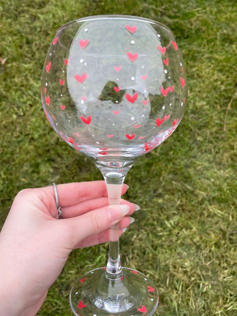 Heart Glass Painting, Cute Painted Glasses, Glasses Painting Designs, Hand Painted Gin Glasses, Wine Glass Painting Ideas Valentines Day, Cute Wine Glass Designs, Painting Ideas On Wine Glasses, Painting Ideas Wine Glasses, Valentines Wine Glass Painting