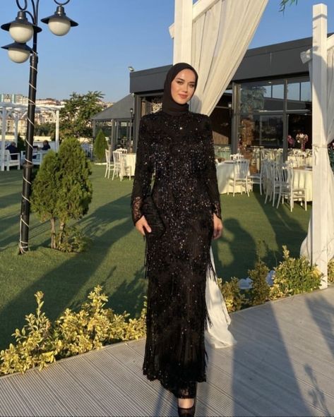 Glam Hijab Outfit, Black Tie Hijab Outfit, Black Prom Dress Hijab, Hijabi Night Dress, Black Dresses Hijab, Hijabi Prom Dress Classy, Black Prom Dress Modest, Hijabi Party Outfit, Black Dress Hijabi