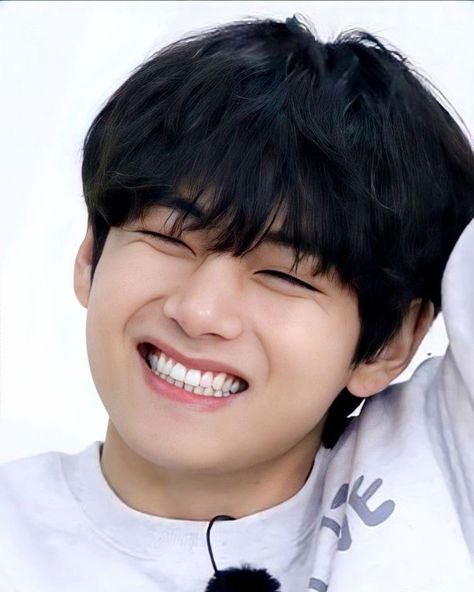 34.6k Likes, 94 Comments - BTS - KIM TAEHYUNG | fanpage (@lovetaeself) on Instagram: “#lovetaethread : Taehyung reminding you to smile today 😁” Inspirational Instagram Quotes, Taehyung Smile, Celebrity Look Alike, Celebrity Style Red Carpet, Korean Boy, World Pictures, How Big Is Baby, Celebrity Art, Famous Celebrities