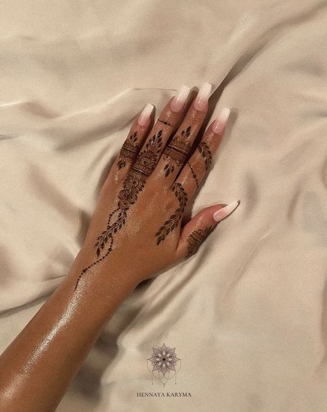 Henna Style Tattoos, Henna Designs Wrist, Henna Inspired Tattoos, Henna Nails, Tato Henna, Floral Henna Designs, Finger Henna Designs, Henna Tattoo Hand, Henna Tattoo Designs Hand