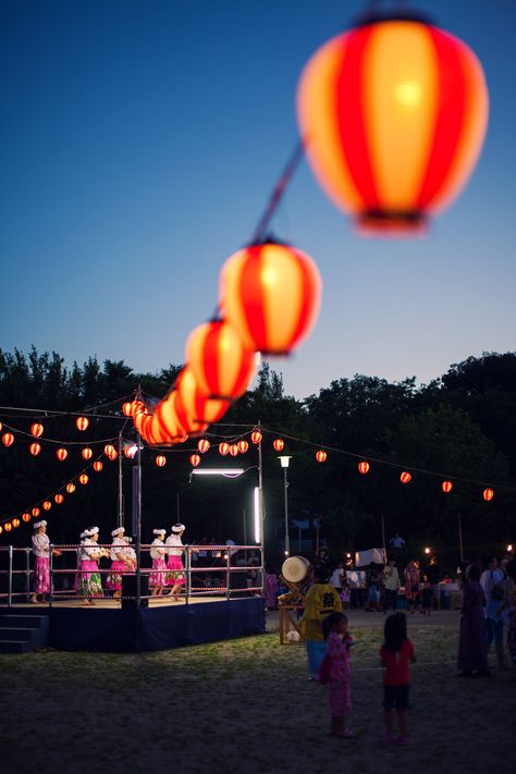 People of all ages enjoy summer festivals in Japan! Called "Natsu matsuri" in Japanese. Photo is a stock photo from photo-ac Japanese Festival, Summer Festivals, Japanese People, Some Games, Enjoy Summer, Fundraising Events, Summer Festival, Color Palettes, Birthday Party