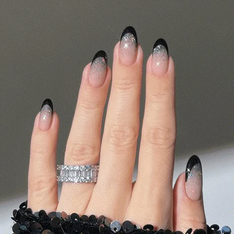 Black Almond Nails, Glitter Accent Nails, Ombre Nail Designs, Black Nail Designs, Winter Nail Designs, New Year's Nails, Makati, Creative Nails, Ombre Nails