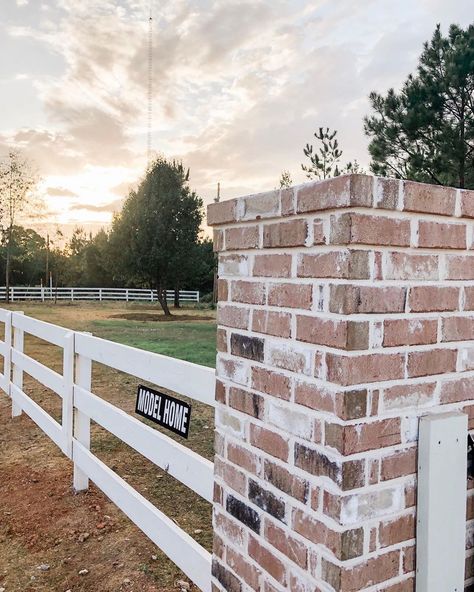 Farmhouse Fence Ideas Front Yards, White Farm Fence, Farmhouse Fencing, Freezing Green Peppers, Farmhouse Outdoor Living, Farm Fence Gate, Front Driveway Ideas, Property Entrance, White Fence Farm