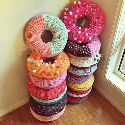 Donut Cushion, Donut Pillow, Confection Au Crochet, Crochet Humor, Crochet Pillows, Crochet Food, Pola Sulam, Haken Baby, Crochet Cushions