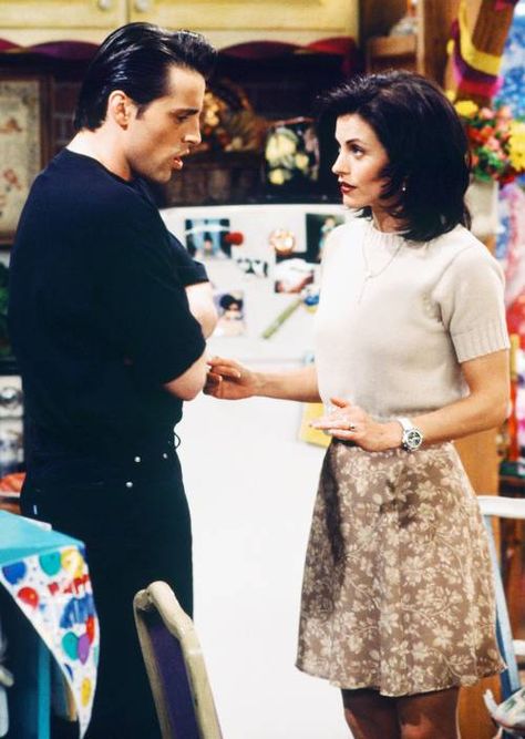 Monica Geller in tan short sleeve sweater and floral print skirt Monica Geller Outfits, Monica And Rachel, Estilo Rachel Green, Rachel Green Outfits, 90s Inspired Outfits, Monica Geller, Glamour Uk, Look Retro, 90's Fashion