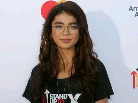 Sarah Hyland Glasses, Sarah Hyland Outfits, Sarah Hyland Modern Family, Modern Family Sarah Hyland, Inspo People, Celebrities With Glasses, Glasses Inspo, Shaved Hair Women, Half Shaved Hair