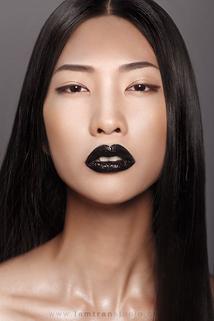 Liu Wen ✤ Vamp Black Lip Makeup Look, Black Lipstick Looks, Black Lip Makeup, Black Lips Makeup, Black Lipstick Makeup, Asian Face, Luminous Makeup, Maquillage On Fleek, Brown Liner