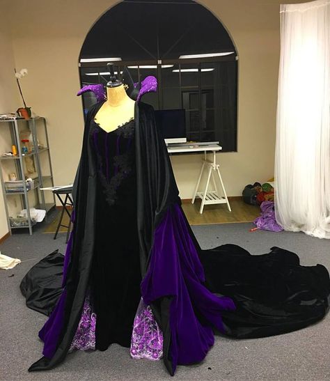 Dress And Cloak, Maleficent Dress, Maleficent Costume, Costume Fashion, Costume Wigs, Maleficent, Best Cosplay, Disney Pictures, Bedroom Styles