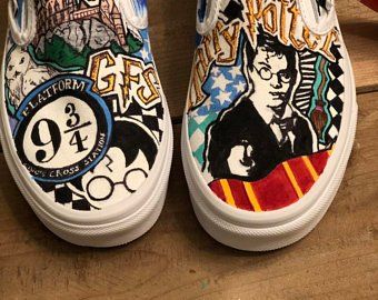 Harry Potter Fanları, Harry Potter Shoes, Custom Harry Potter, Stile Harry Potter, Harry Potter Accessories, Custom Vans Shoes, Painted Shoes Diy, Painted Vans, Custom Painted Shoes