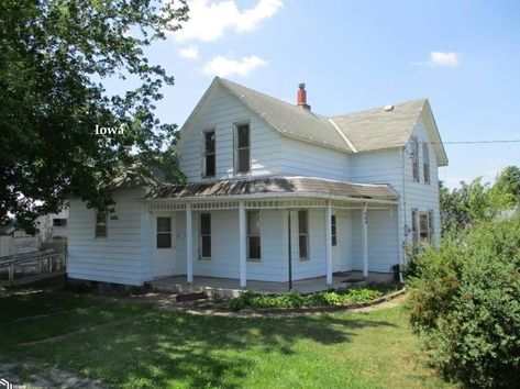 Circa 1900 Iowa Farmhouse For Sale with Barn $59,500 - Old Houses Under $50K Big Old Farmhouse, Dark Stained Stairs, Early 1900s Farmhouse, 1800 Farmhouse, Old Farm Homes, Stained Stairs, Old Farmhouse Exterior, 1900s Farmhouse, Farmhouse Lounge