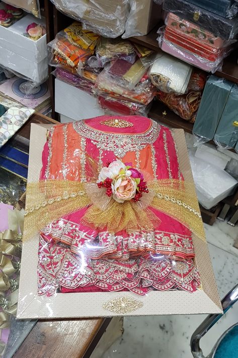 How To Pack Saree For Gift, Saree Packaging Ideas, Bari Packing Ideas For Bride, Lehnga Packing Ideas Wedding, Indian Wedding Gifts For Bride, Chhab Decoration, Engagement Platter, Saree Packing, Dress Packing