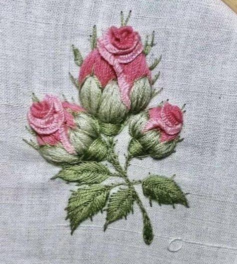 Flower embroidry Simple Hand Embroidery Patterns, Diy Embroidery Designs, Redwork Embroidery, Floral Embroidery Patterns, Diy Embroidery Patterns, Hand Embroidery Tutorial, Handmade Embroidery Designs, Bead Embroidery Patterns, Embroidery Stitches Tutorial