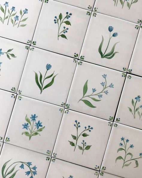 🌸6 of our favourite floral tile projects! Swipe to see them all and tell me your favourite :) It’s no surprise that floral designs are what we paint the most on our custom kitchen tiles - there’s an old-world, vintage charm to handpainted floral tiles, and whenever I picture a kitchen with pretty floral tiles, I imagine a warm, cosy home where memories are made over lovingly cooked food! Here are some of my favourite floral tile projects - ranging from monochromatic browns and blues to paste... Kitchen With Colourful Tiles, Diy Tile Kitchen Backsplash, Flower Shower Tile, Mediterranean Backsplash Tile, Tile In Kitchen Wall, Pastel Tiles Kitchen, Kitchen Patterned Tiles, Hand Painted Subway Tile, Pretty Tile Backsplash Kitchen