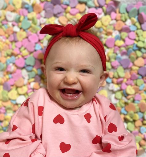 Candy Heart Baby Photo, Conversation Heart Photoshoot, Mother's Day Baby Photoshoot, Valentines Baby Photoshoot Ideas, One Year Old Valentines Pictures, Valentine Milestone Pictures, Valentines Milestone Picture, My First Valentines Day, Baby First Valentines Day Photos