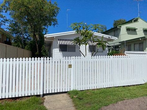 AN INCREDIBLE FIBRO SHACK RENO ON A SHOESTRING BUDGET — THREE BIRDS RENOVATIONS Fibro House Exterior, Modern Beach Shack, Fibro House Renovation, 60s Beach House, Beach Shack House, Fibro Shack, Coastal Home Exterior, Retro Beach House, Pocket Neighborhood