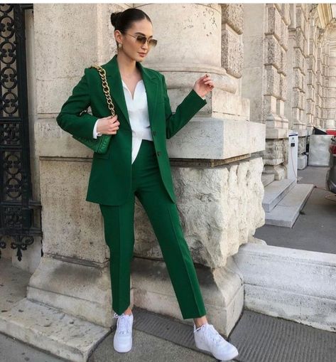 Work outfits for spring Workplace Clothing, Summer Office Attire, Green Outfits For Women, Outfit Elegantes, Spring Work Outfits, Green Suit, Summer Work Outfits, Blazer Set, Minimal Outfit