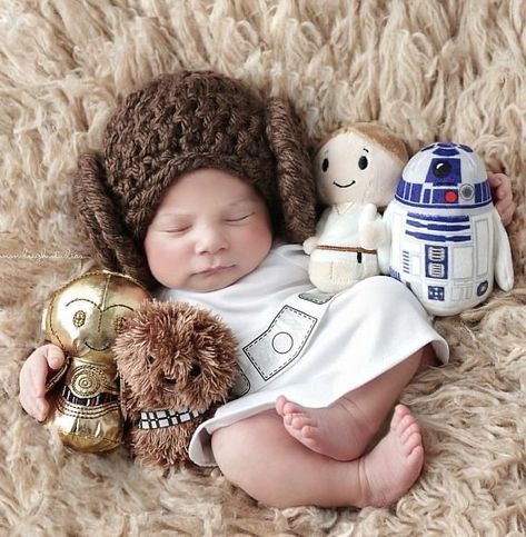 Star Wars Baby Room, Star Wars Hat, Star Wars Halloween Costumes, Tiny Person, Star Wars Baby Shower, Star Wars Nursery, Baby Milestones Pictures, Monthly Baby Photos, Hat Photo