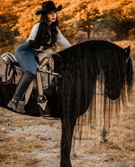 Horse Back Riding Outfits Black Women, Vaquera Photoshoot Ideas, Horse Photoshoot Ideas Outfit, Outfit Ranchero Mujer, Vaquera Photoshoot, Ootd Vaquero, Horse Portrait Photography, Cowgirl Outfits For Women, Country Couple Pictures