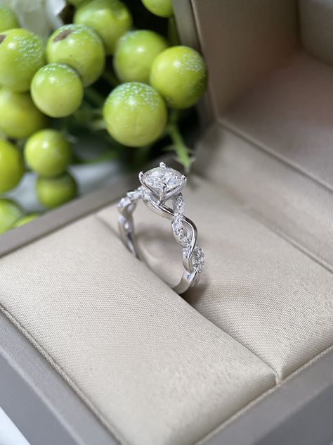 Engagement Ring 1 Carat, Dream Wedding Ring, Moissanite Engagement Rings, Engagement Rings Twisted, Cute Engagement Rings, Engagement Rings For Women, Future Engagement Rings, Ring Ideas, Rings For Women