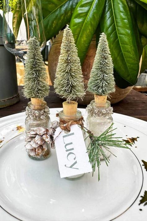 Place Card Ideas Christmas, Diy Christmas Place Card Holders, Christmas Table Place Cards Easy Diy, Diy Christmas Place Cards, Christmas Place Settings Diy, Place Card Holders Christmas, Christmas Place Cards Diy, Diy Place Card Holders, Diy Name Cards