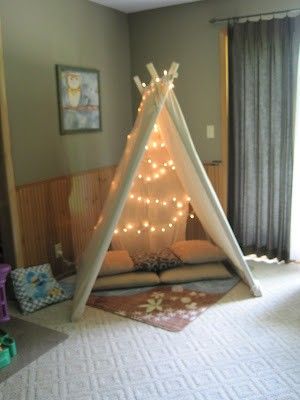 Reading/quiet tent Bedroom Tent, Fun Playroom Ideas, Tent Diy, Reading Tent, Diy Tipi, Mommo Design, Backyard Canopy, Bed Tent, Creative Home Decor