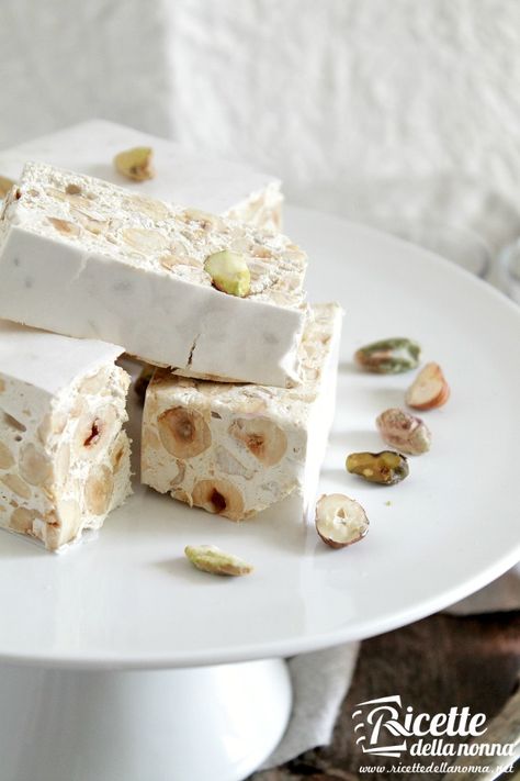 foto torrone morbido fatto in casa Torrone Recipe, Christmas Confections, Italian Christmas Recipes, Delicious Sweets, Italian Recipes Traditional, Sicilian Recipes, Gateaux Cake, Italian Cookies, Homemade Candies