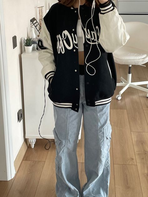 Aesthetic Outfits Varsity Jacket, Pretty Jackets Aesthetic, Cute Outfits With Varsity Jackets, Aesthetic Varsity Jacket Outfit, Varsity Jacket Women Outfit, Kargo Styles Women, Korean Varsity Jacket Outfit, Varsity Jacket Outfit Women Street Style, Varsity Jacket With Dress