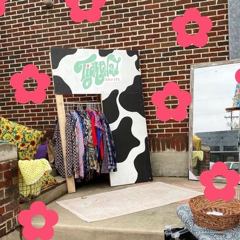 Pop Up Market Themes, Clothing Pop Up Booth, Vintage Popup Shop, Thrift Pop Up Booth, Small Thrift Store Ideas, Pop Up Set Up Ideas Clothes, Pop Up Shop Essentials, Clothes Pop Up Shop, Clothing Pop Up