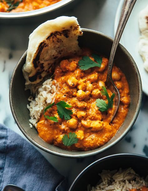 SPICED VEGAN “BUTTER” CHICKPEAS » The First Mess // Plant-Based Recipes + Photography by Laura Wright Plant Based Photography, Vegan Butter Chicken Chickpeas, Vegetarian Food Photography, Butter Chickpeas, Laura Wright, Butter Chicken Recipe, Chickpea Recipes, Idee Pasto Sano, Tikka Masala