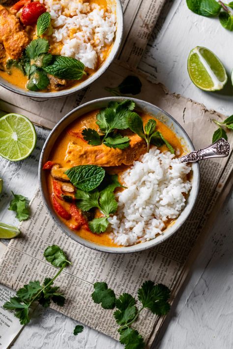 Red Curry Salmon, Curry Salmon, Thai Red Curry Recipe, Thai Food Photography, Red Curry Recipe, Asian Food Photography, Vegan Food Photography, Salmon Curry, Perfect Rice