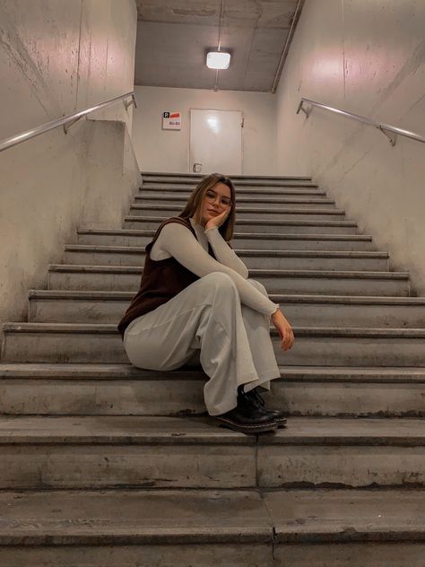 Picture Poses Stairs, Stairs Foto Ideas, Sitting In Stairs Pose, Ig Poses Photo Ideas Stairs, Stair Selfie Ideas, Pose On The Stairs, Poses For Pictures Instagram Stairs, How To Pose In Stairs, Photos On Stairs Ideas