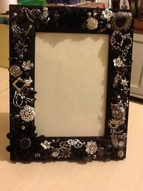 Upcycle Picture Frames Ideas, Decorated Picture Frames Diy, Mcbling Decor, Craft Picture Frames, Decorated Picture Frames, Decorated Frames, Picture Frame Ideas, Mint Tin Crafts, Jeweled Picture Frame