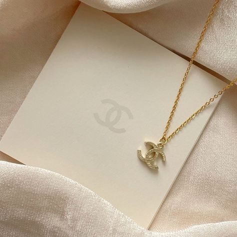 Ed Aesthetic, Chanel Pearl Necklace, Vanilla Aesthetic, Chanel Aesthetic, Aesthetic Necklace, Expensive Jewelry Luxury, Cora Reilly, Chanel Necklace, Chanel Pearls