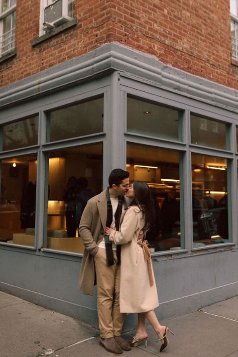 City Couples Photography, Winter Engagement Photos Outfits, Engagement Photos Nyc, Classy Engagement Photos, Urban Engagement Photos, Nyc Photoshoot, Fall Engagement Pictures, Candid Engagement Photos, Cute Engagement Photos