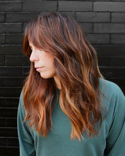 Copper Dark Roots And Copper Hair, Redhead Shadow Root, Cowboy Copper Root Melt, Brown Root Smudge Red Hair, Ginger Hair Brunette Roots, Copper Hair Grown Out Roots, Ginger Hair Shadow Root, Cowboy Copper Hair Highlights, Cowboy Copper Hair With Highlights