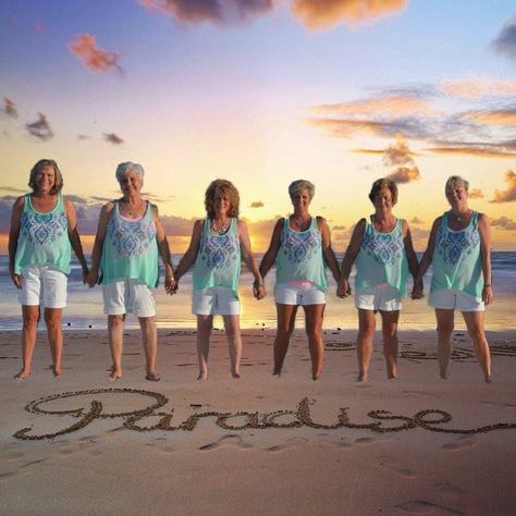 Girls Group Photoshooting Ideas Beach, Beach Group Photo Ideas, Obx Beach, Beach Friends, Beach Retreat, Photo Grouping, Beach Portraits, Beach Poses, Woman Beach