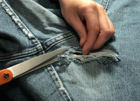 Fix Ripped Jeans, Holes In Jeans, How To Patch Jeans, Jeans With Holes, Patch Hole, Mending Clothes, Patch Jeans, Sewing Tutorials Clothes, Pinking Shears