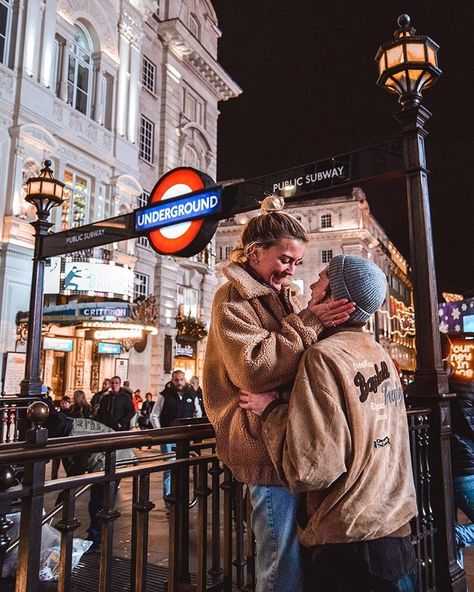 Piccadilly Circus Underground London United Kingdom - Places To Visit In The Uk Top Places To See In London Instagram Spots - Wanderers & Warriors Charlie And Lauren Uk Travel Couple London Photo Ideas, Underground London, Christmas Instagram Pictures, London Couple, Places In London, London Guide, Most Instagrammable Places, London Baby, London Pictures