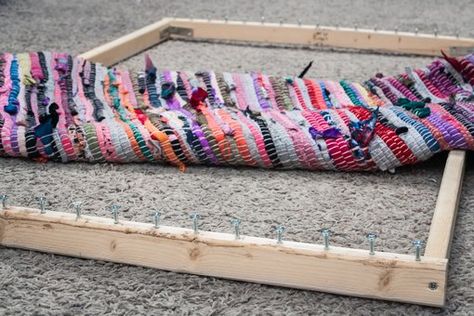 Rag Rug Loom, Make A Rag Rug, Rag Rug Diy, Homemade Rugs, Rag Rug Tutorial, Braided Rag Rugs, Rug Loom, Rug Tutorial, Weaving Rug