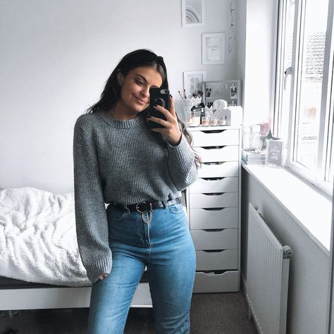 chloe | everyday midsize style on Instagram: “Chill Saturday outfit with hip dips included 🤷🏽‍♀️ I used to absolutely hate the little dips in my thighs but with a lot of talking to and…” Midsize Baddie Outfits, Midsize Baddie, Baddie Outfits Winter, Saturday Outfit, Cold Fashion, Hips Dips, Midsize Outfits, Midsize Fashion, Midsize Style