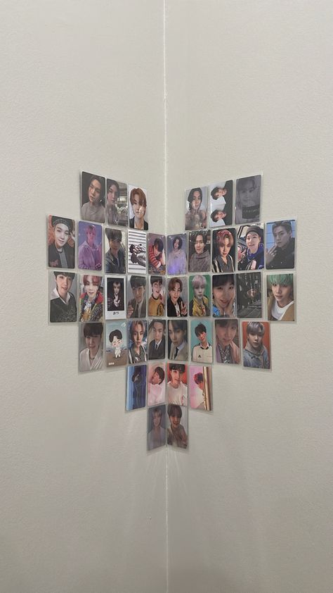 Photocard Wall Decor, Small Kpop Room Ideas, Ideas Para Decorar Tu Cuarto, Bts Room Decor, Ocean Room Decor, Picture Room Decor, Bedroom Ideas For Small Rooms Cozy, Army Room Decor, Stranger Things Halloween