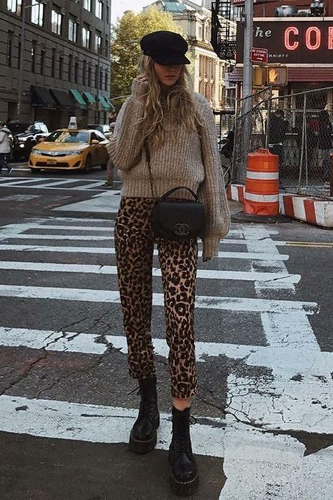 Leopard Pants Outfit, Nude Sweater, Marie Von Behrens, Printed Pants Outfits, How To Wear Leggings, Leopard Print Pants, Animal Print Outfits, Stylish Jumpsuit, Legging Outfits