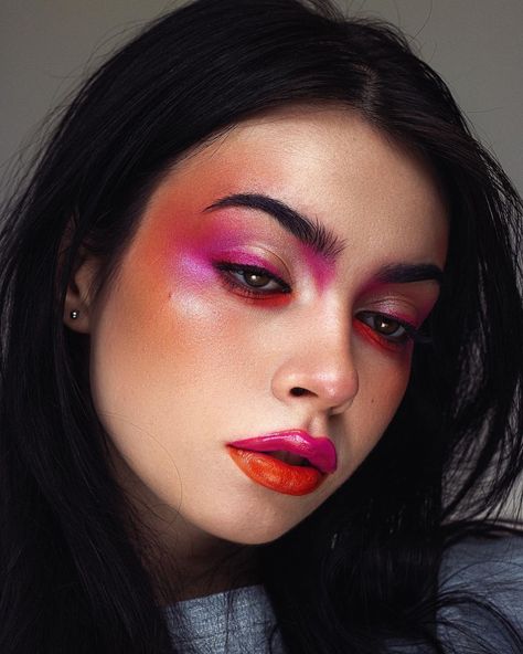 𝐑𝐚𝐥𝐮𝐜𝐚 | 𝐁𝐞𝐚𝐮𝐭𝐲 & 𝐏𝐡𝐨𝐭𝐨𝐠𝐫𝐚𝐩𝐡𝐲 on Instagram: “🌸🍊 I just love pink and orange together 🧡💕 . @kvdveganbeauty lock it foundation shade light 43 warm @lindahallbergcosmetics Infinity Glass…” It Foundation, Foundation Shade, Alternative Makeup, Lock It, Foundation Shades, Glowy Makeup, Pink Makeup, Kiss Makeup, Editorial Makeup