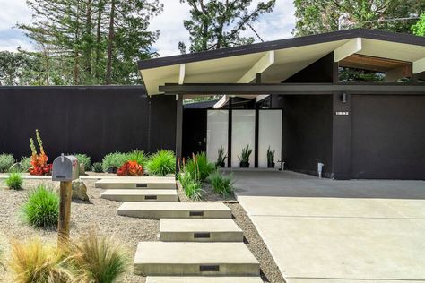 Modern Driveway, Mt Shasta, Mid Century Ranch, Eichler Homes, Mid Century Home, Front Yard Design, Century Home, Ranch Style Home, Yard Design