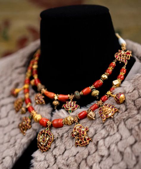 Coral Indian Jewellery, Kempu Necklace Indian, Coral Necklace Indian Gold, Coral Jewelry Indian Gold, Vintage Indian Jewelry, Coral Jewelry Set, Gold Temple Jewellery, Bridal Necklace Designs, Simple Jewellery