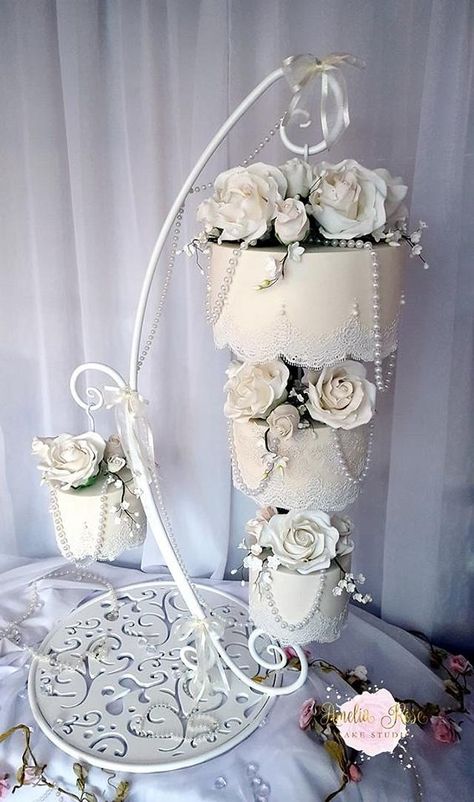 I think I am a little bit in love now with this combination of lace, roses and pearls…. Hanging Cake Stand, Hanging Cake, Chandelier Cake, Cake Frame, Dream Wedding Cake, Wedding Chandelier, Engagement Cakes, Unique Wedding Cakes, Hanging Chandelier